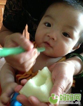 8个月宝宝吃瓜视频,8个月宝宝快乐探索新食光