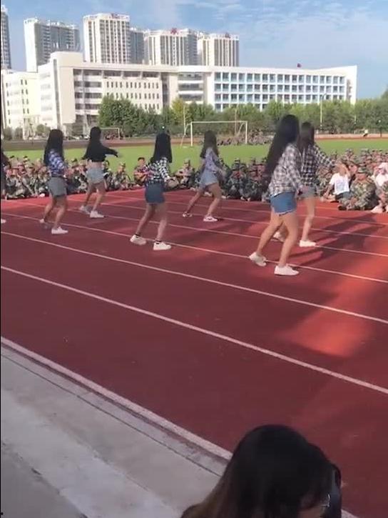 山东军训跳舞吃瓜视频播放,视频播放量爆表引网友热议